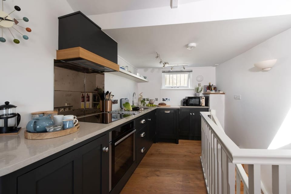 Coffee/tea facilities, Kitchen or kitchenette, oven, stove, toaster