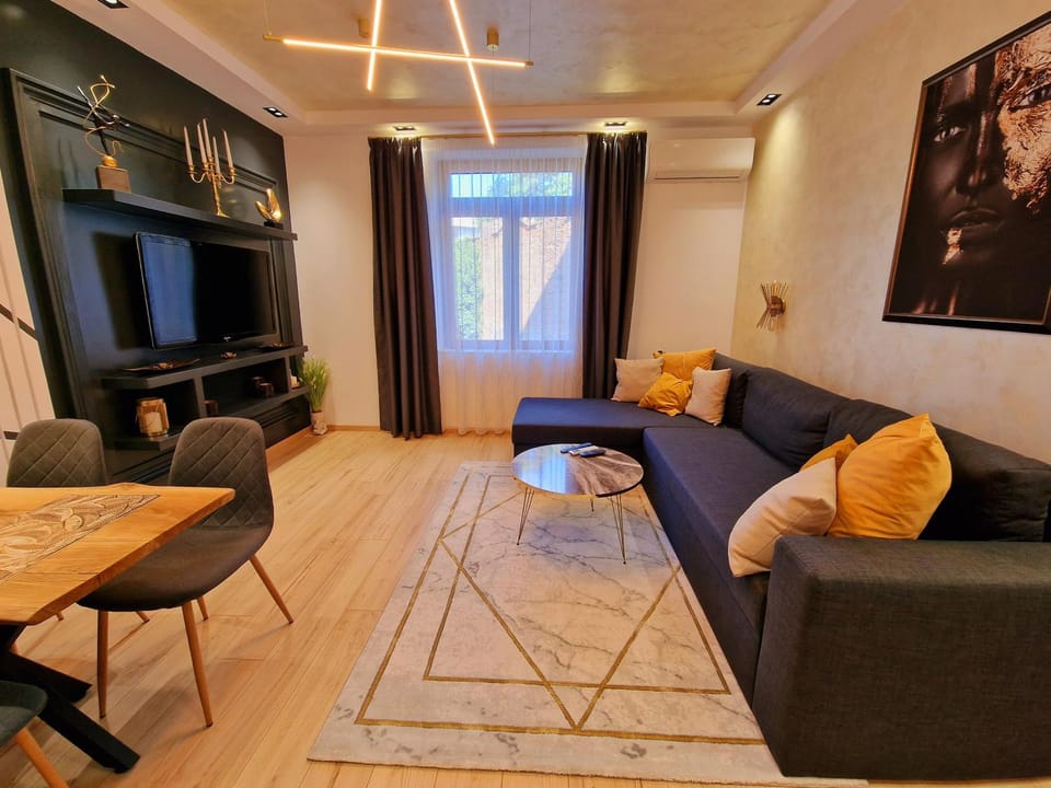 Communal lounge/ TV room, TV and multimedia, Living room, Seating area