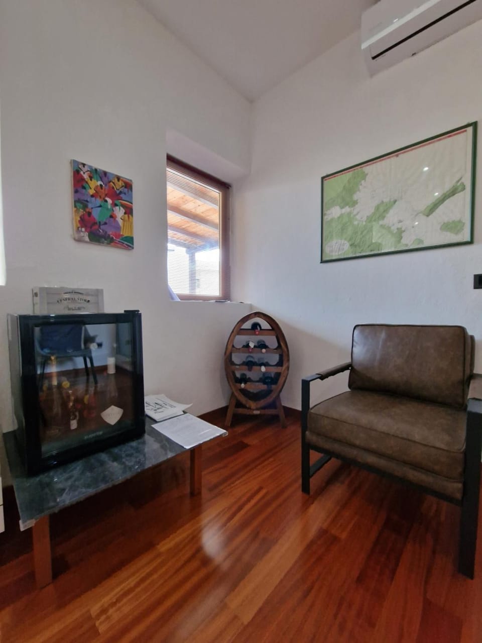 Living room, oven