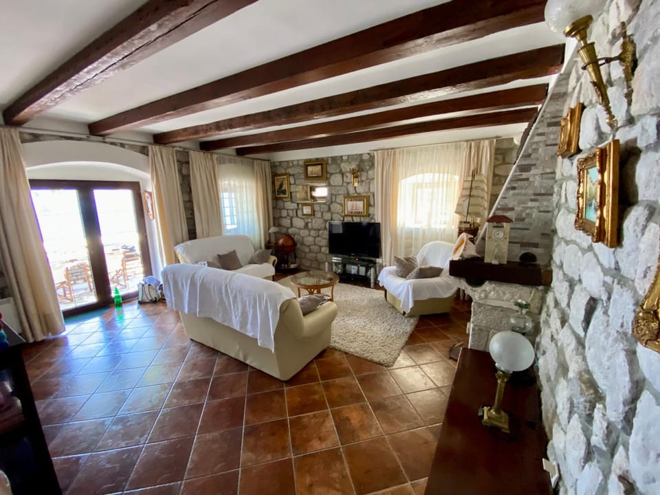 Communal lounge/ TV room, TV and multimedia, Living room, Seating area