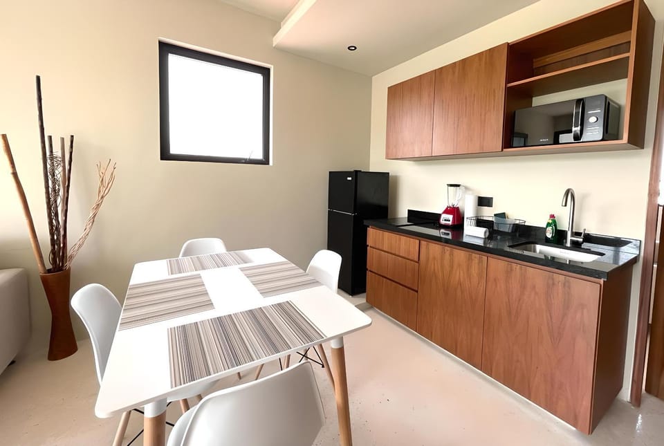 Kitchen or kitchenette, Dining area