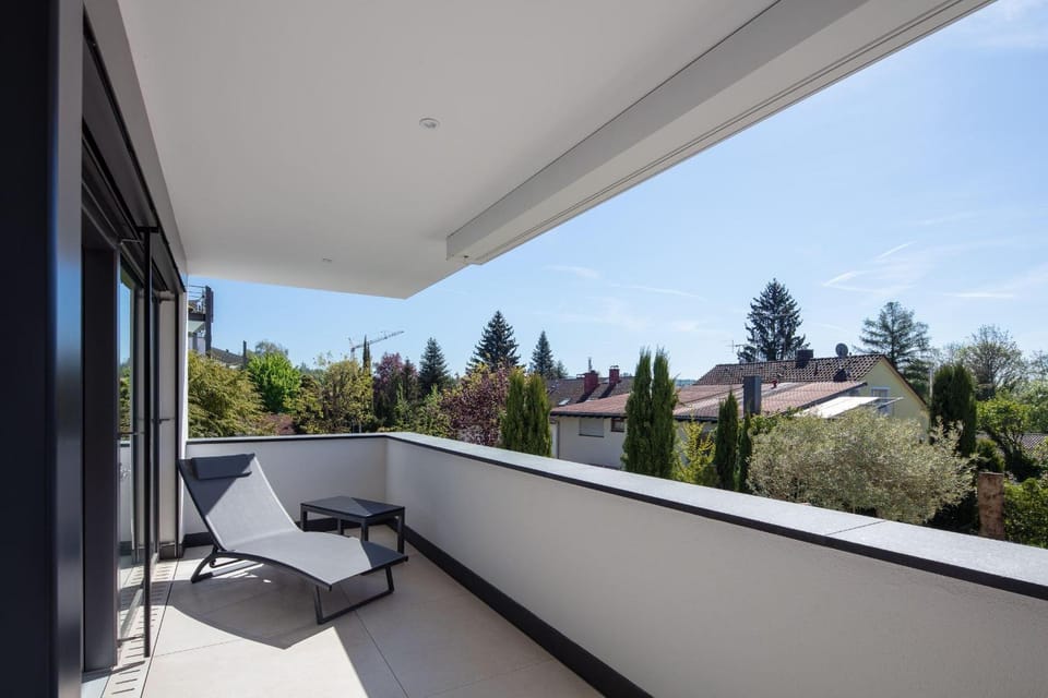 View (from property/room), Balcony/Terrace, Dining area, City view, sunbed