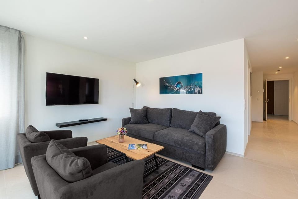 TV and multimedia, Living room, Seating area, Evening entertainment, Lake view