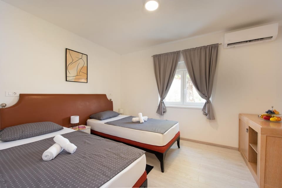 Bed, Bedroom, air conditioner