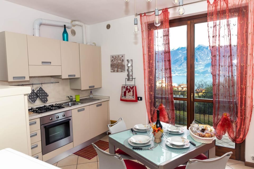 Natural landscape, Kitchen or kitchenette, Dining area, Food, Mountain view, stove
