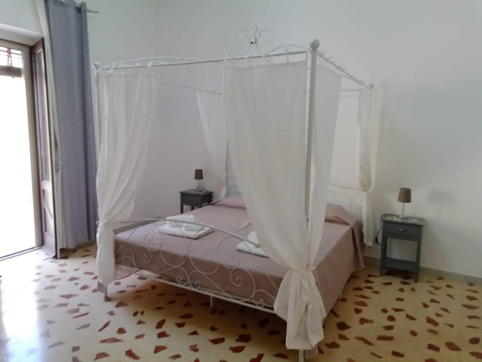Bed, Bedroom, microwave
