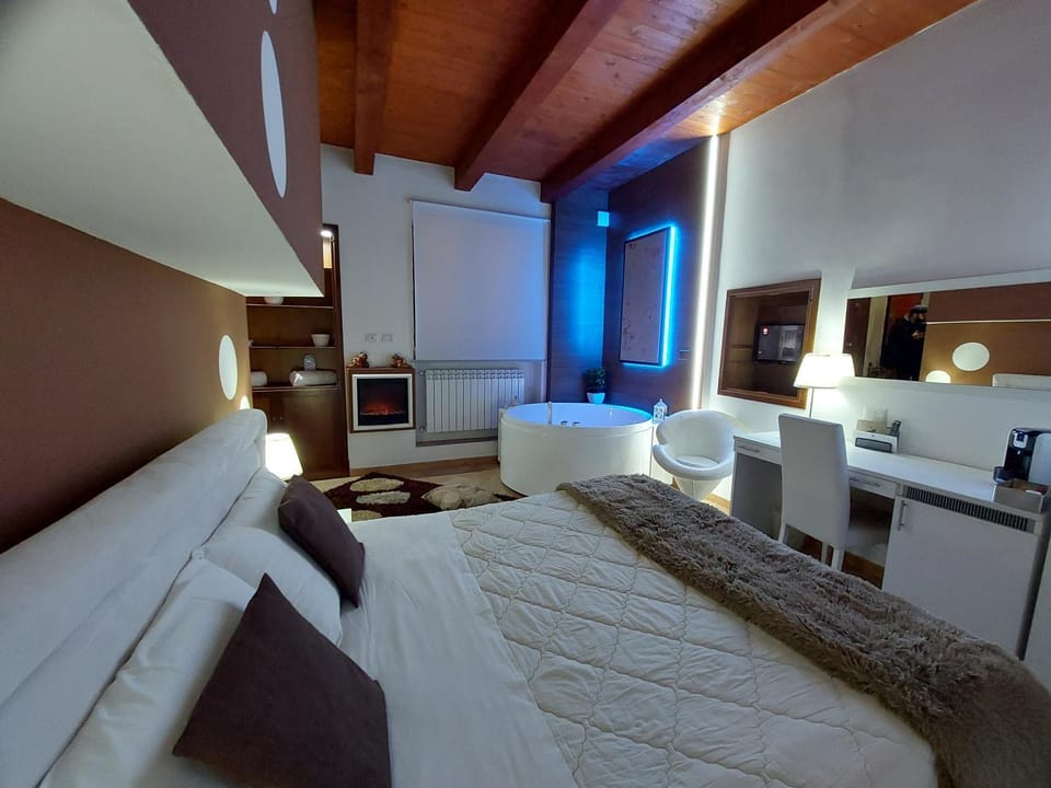 Bed, Hot Tub, Photo of the whole room