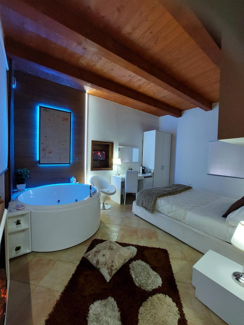Hot Tub, Photo of the whole room, Bedroom