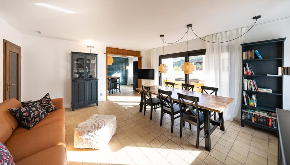 Library, TV and multimedia, Living room, Seating area, Dining area