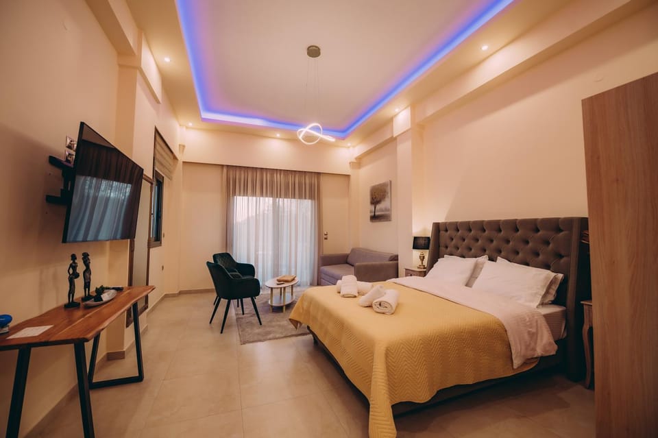 Bed, TV and multimedia, Living room, Photo of the whole room, Seating area, Bedroom, hair dresser