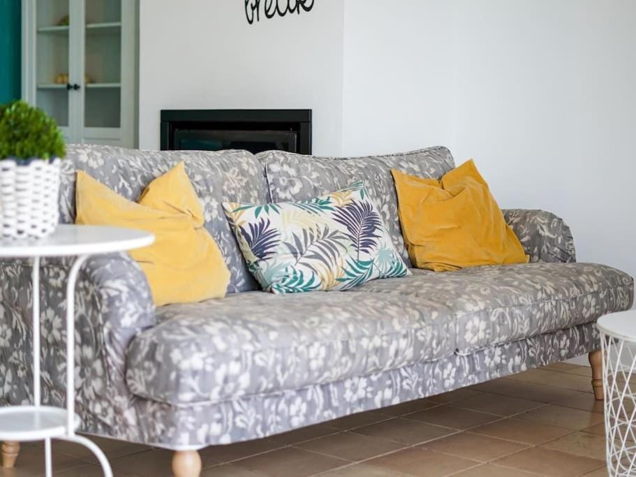 Rainbow House by Stay ici Villa in Olhos de Água