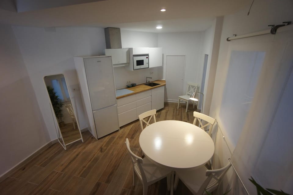 Kitchen or kitchenette, Dining area, minibar, pet friendly, stove