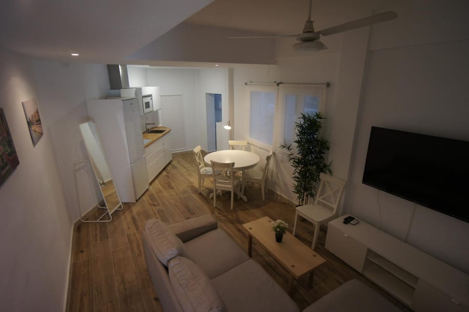 Communal lounge/ TV room, TV and multimedia, Living room, Photo of the whole room, Seating area, Dining area