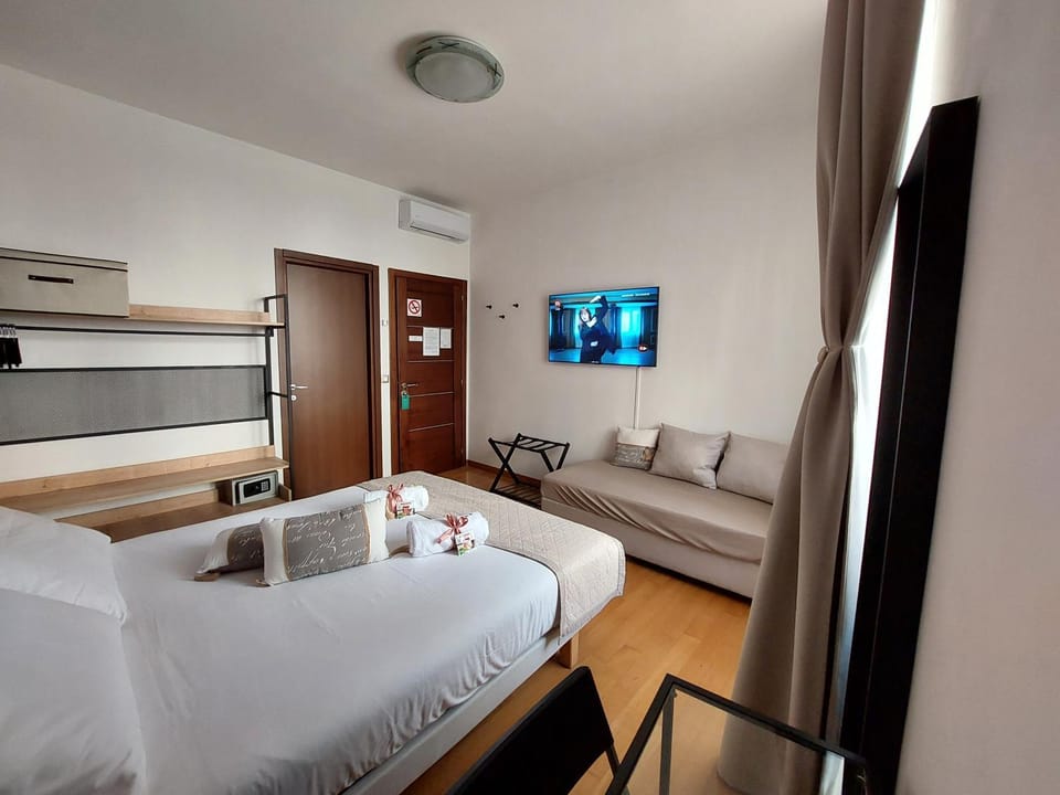 Bed, TV and multimedia, Photo of the whole room, internet, wardrobe, air conditioner