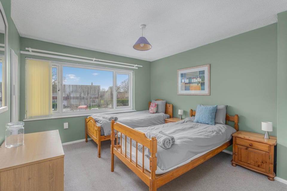 Owl Haven: Comfortable central 3 bedroom house, with an enclosed garden. Apartment in Cherwell District