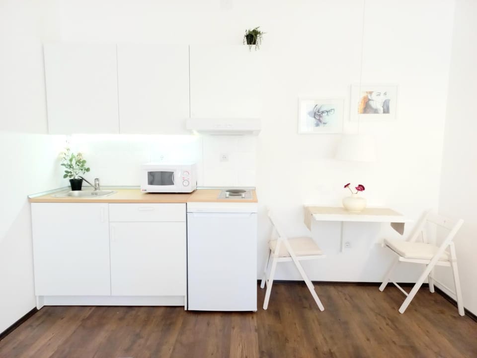 Kitchen or kitchenette, Dining area, minibar