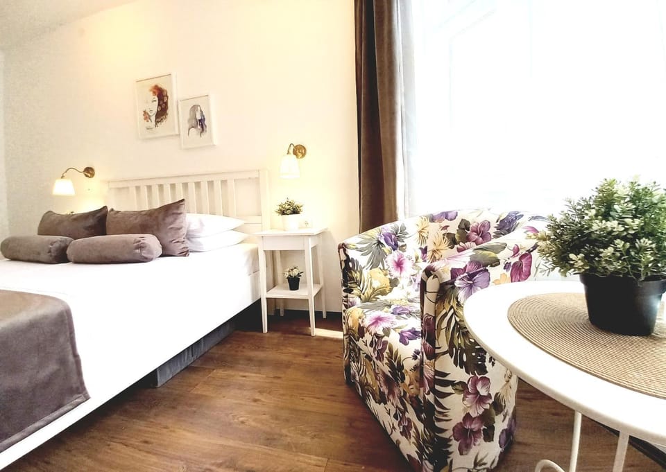 Bed, Seating area