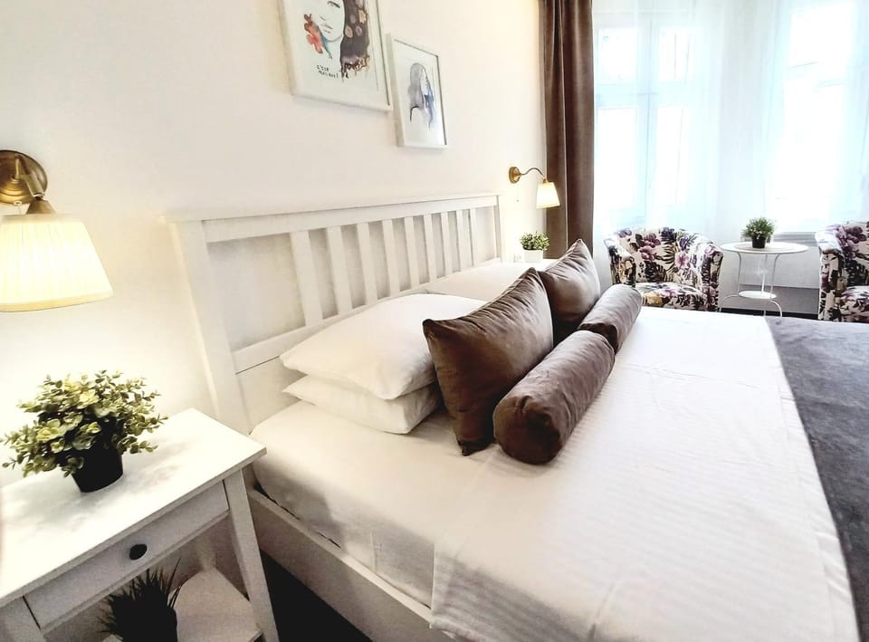 Bed, Seating area