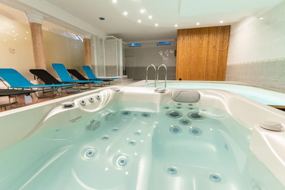 Hot Tub, Sauna, Swimming pool