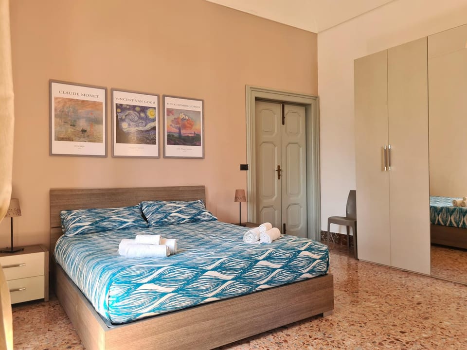 Bedroom, towels, wardrobe