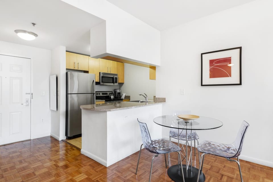 Kitchen or kitchenette, Dining area
