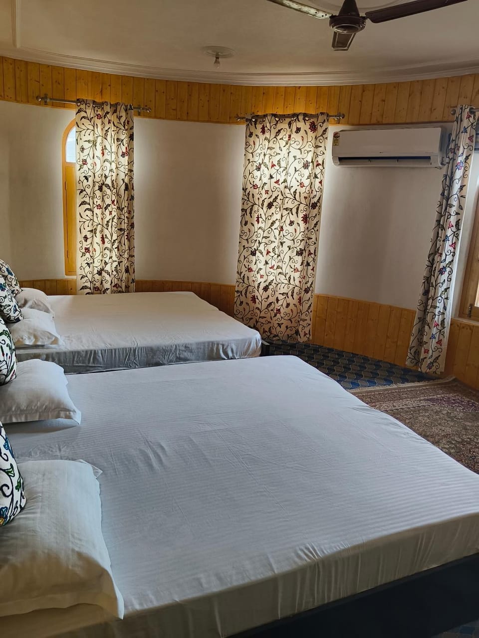 Bashaw Residency Top Rated In Srinagar Only 6 Kms from Srinagar International Airport And Only 5 Kms From Srinagar Railway Station Bed and Breakfast in Punjab