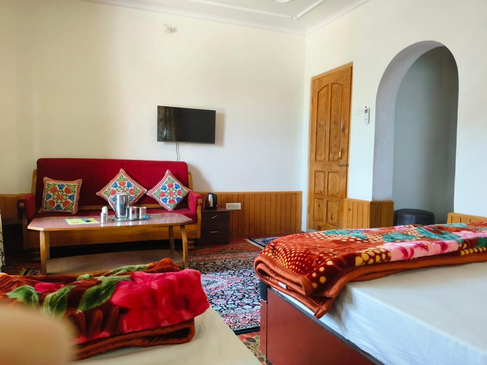 Bashaw Residency Top Rated In Srinagar Only 6 Kms from Srinagar International Airport And Only 5 Kms From Srinagar Railway Station Bed and Breakfast in Punjab