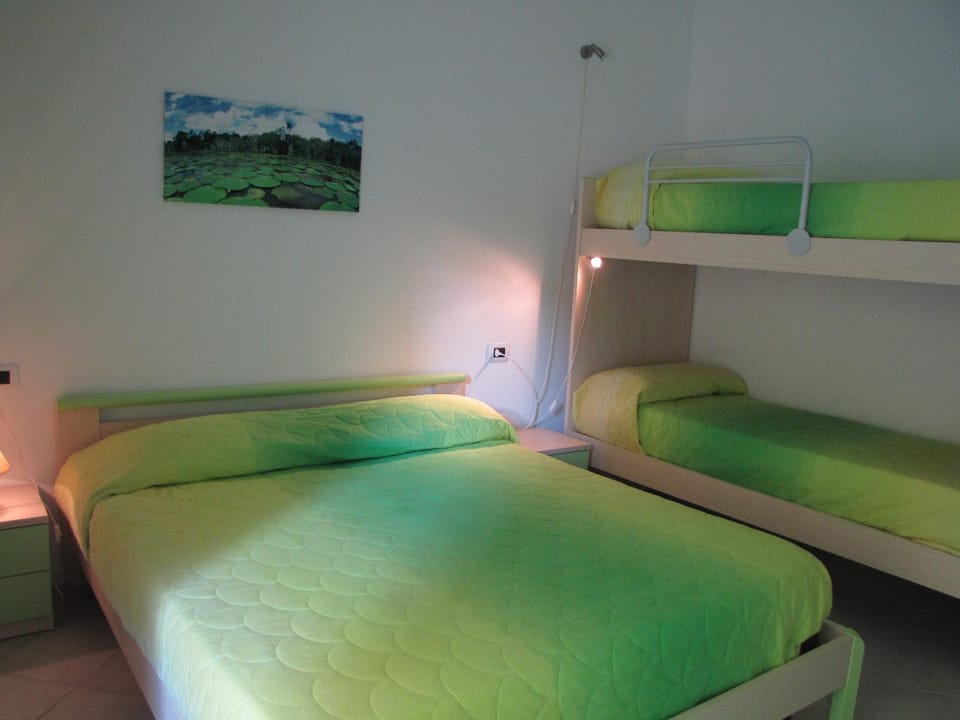 Bedroom, bunk bed