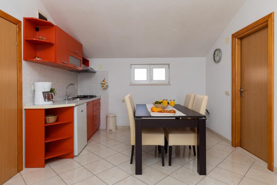 Apartments Paloc - Orange Apartment in Bol