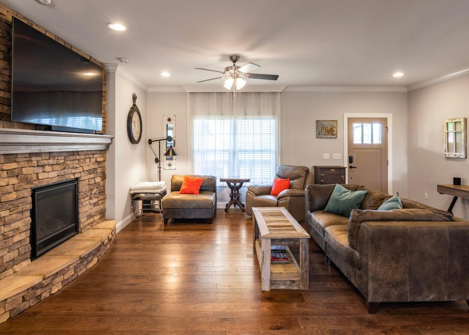 80 Acres, Pool, Game room with Ping Pong & Billiards! House in Kentucky