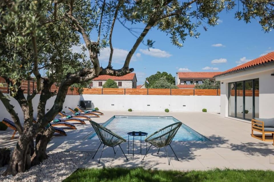 Property building, Patio, Day, Garden, Garden, Garden view, Pool view, Swimming pool, sunbed