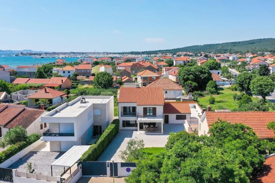 Property building, Neighbourhood, Natural landscape, Bird's eye view, Garden, Location