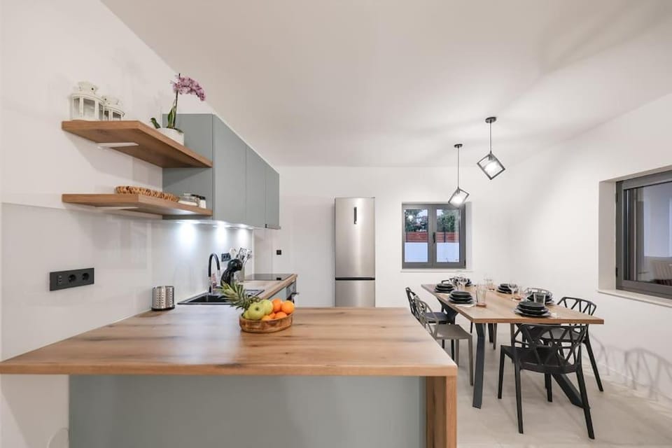 Coffee/tea facilities, Kitchen or kitchenette, Seating area, Dining area, Food