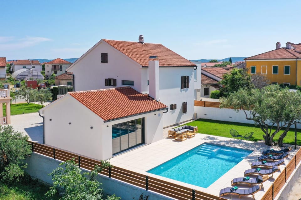 Property building, Day, Pool view, Swimming pool, Location, Parking