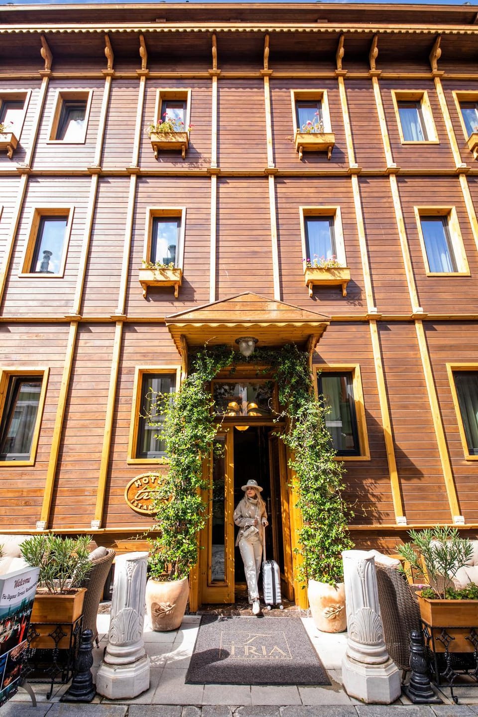 Property building, Facade/entrance, Garden view, Street view, Quiet street view