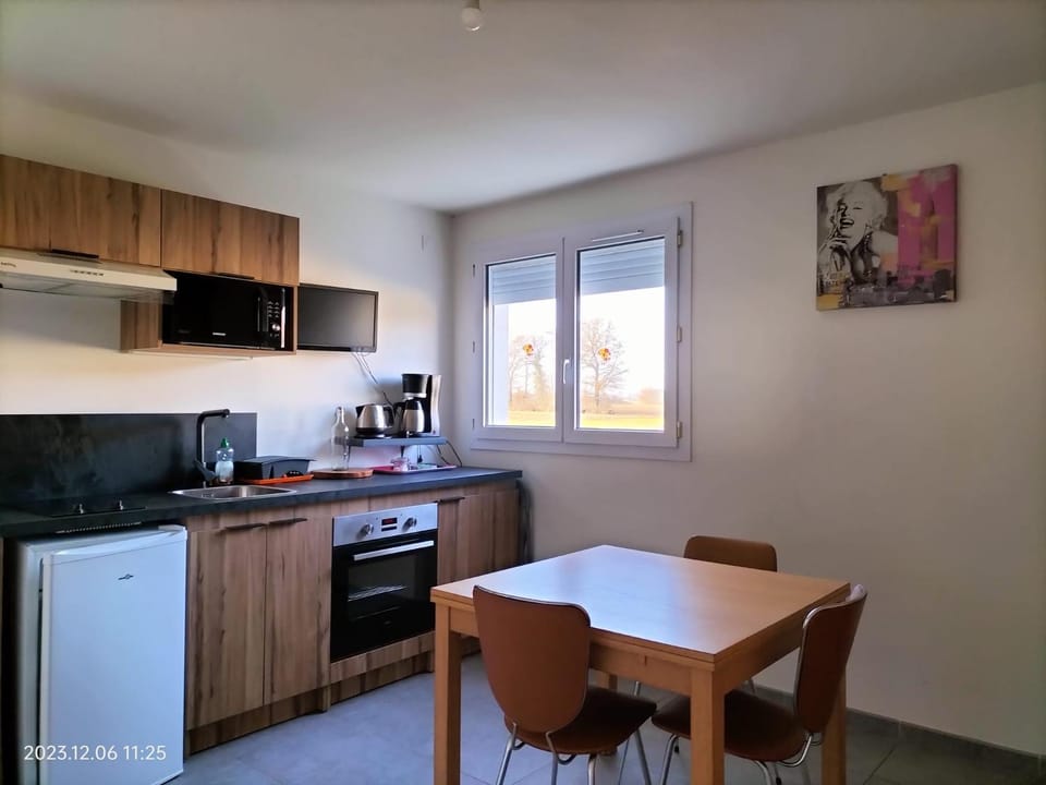 Kitchen or kitchenette, Dining area, minibar, pet friendly, stove