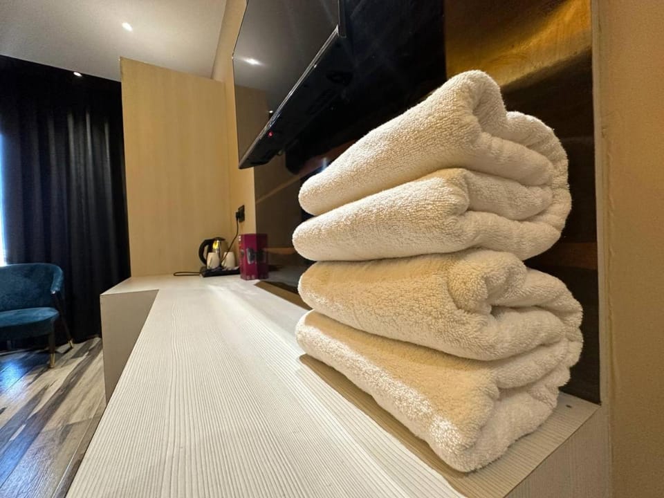 Photo of the whole room, towels