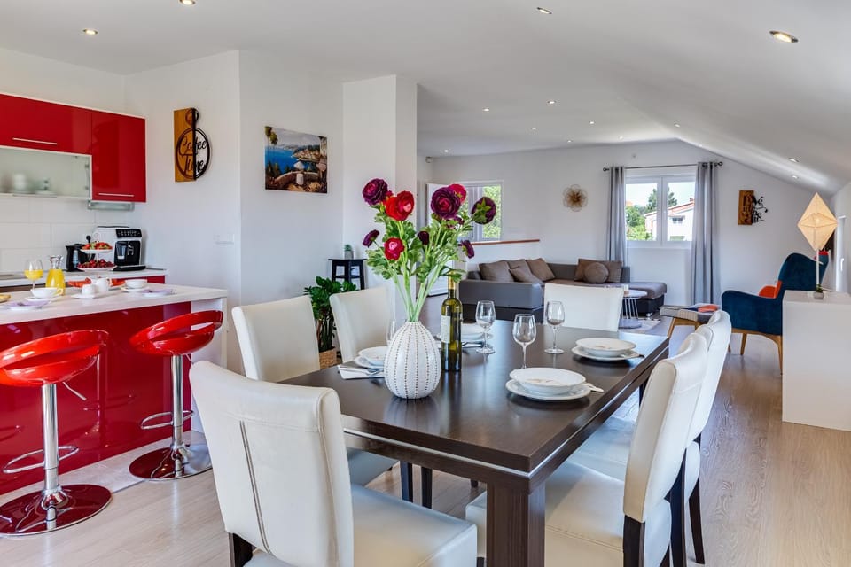 Kitchen or kitchenette, Living room, Seating area, Dining area