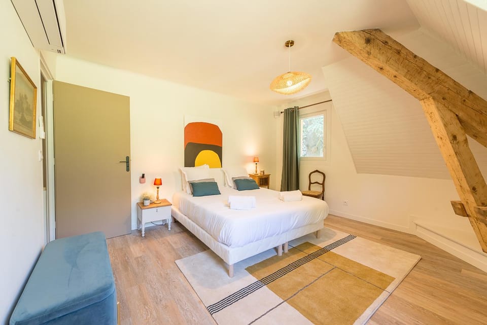 Photo of the whole room, Bedroom