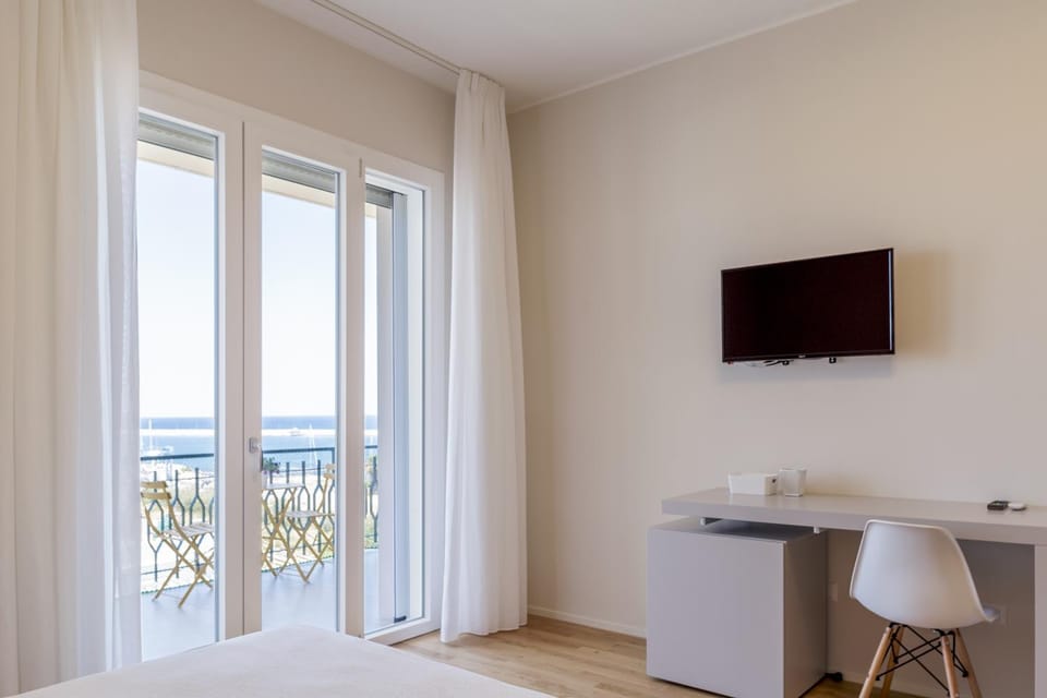 Solarium, TV and multimedia, Balcony/Terrace, Bedroom, Sea view, air conditioner
