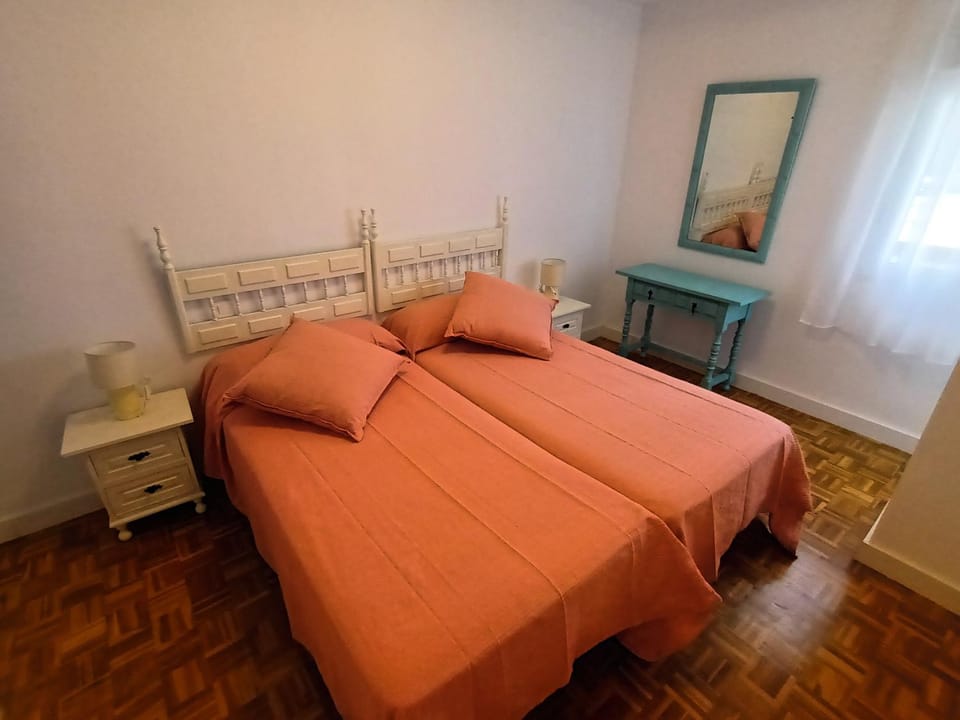 Bed, Photo of the whole room, Bedroom, fireplace