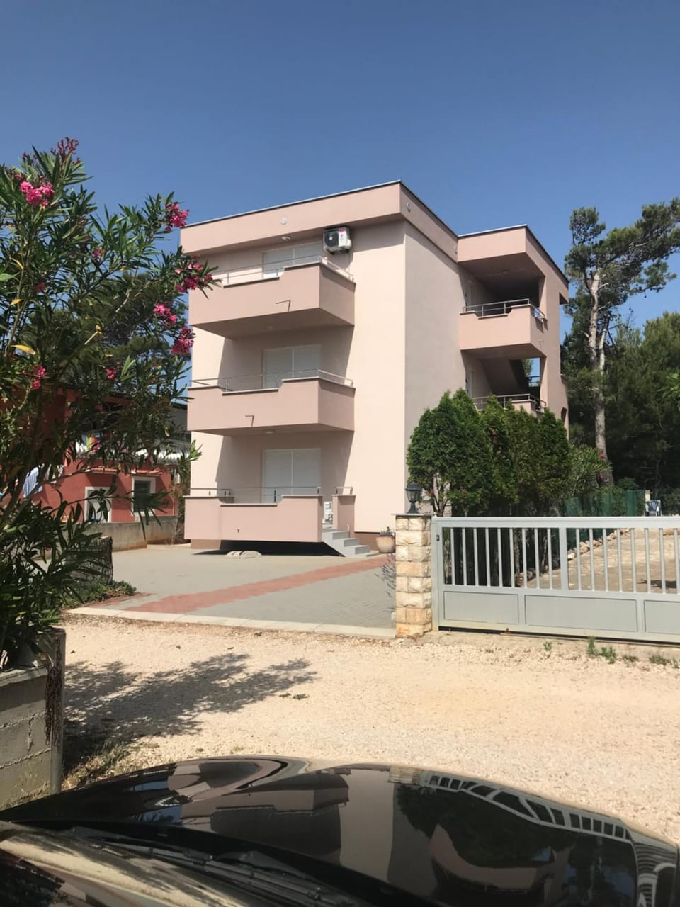 Property building, Day, Balcony/Terrace