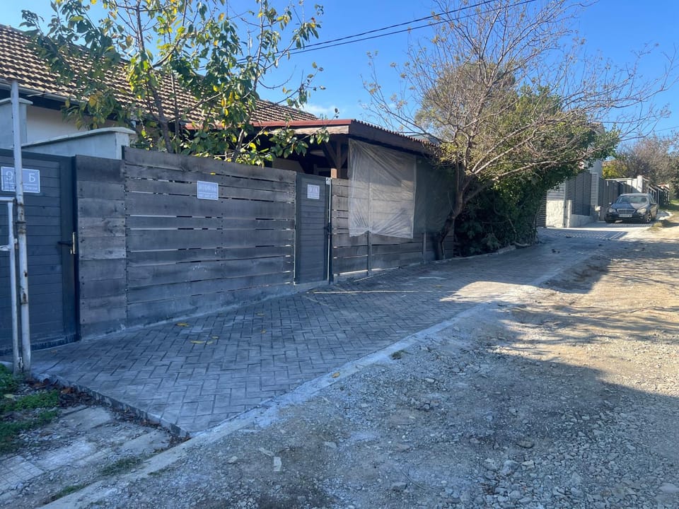 Property building, Facade/entrance, Seating area, Quiet street view, Parking