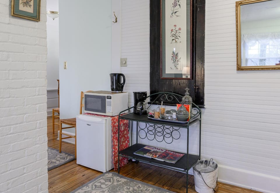 Oakland Cottage Bed and Breakfast Bed and Breakfast in Asheville