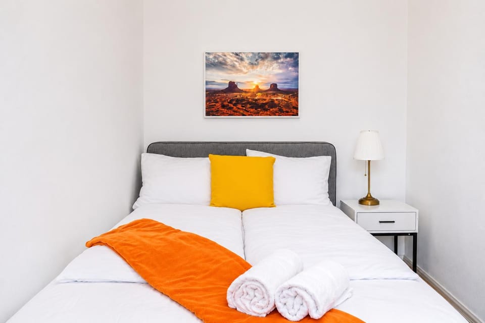 Bed, Bedroom, towels