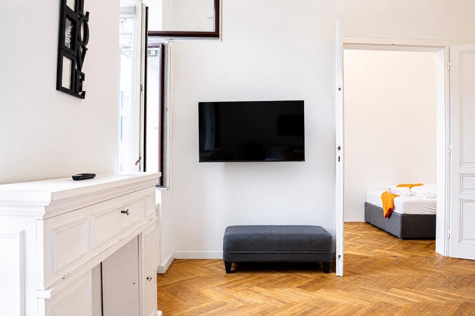 Bed, TV and multimedia, Bedroom