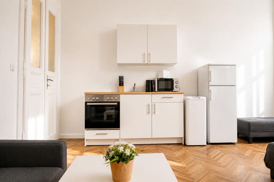 Coffee/tea facilities, Kitchen or kitchenette, Seating area, stove