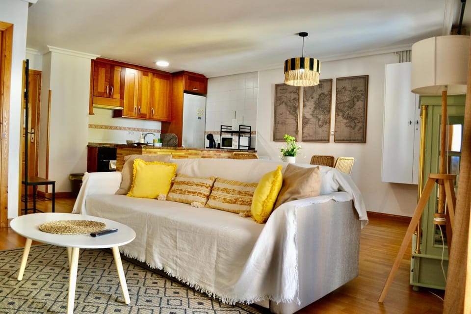 Kitchen or kitchenette, Living room, Seating area, Dining area, stove