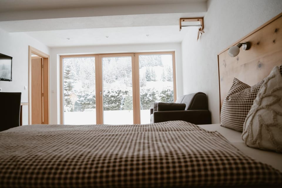 TV and multimedia, Photo of the whole room, Bedroom