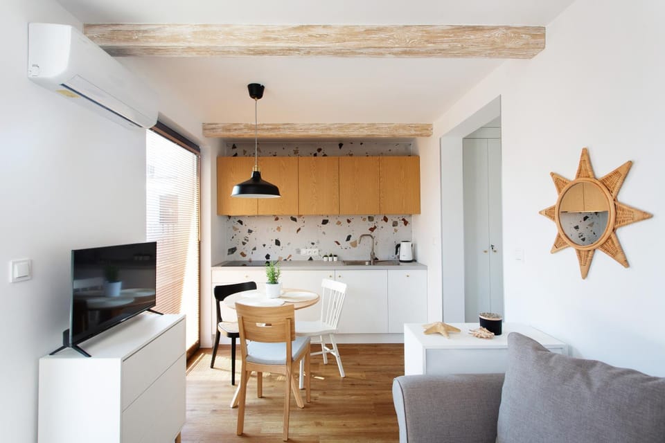 TV and multimedia, Kitchen or kitchenette, Living room, Seating area, Dining area